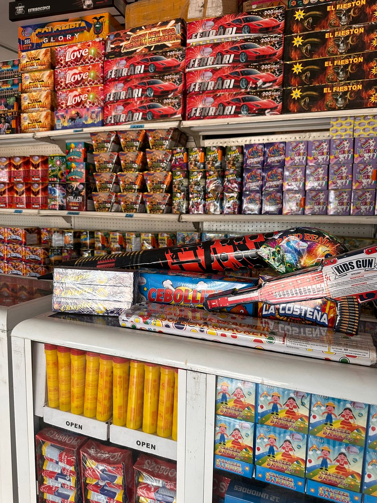 Mas productos pirotecnicos...